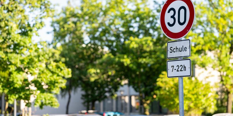 Straßenschilder in unmittelbarer Nähe des Tatortes in Harsewinkel. - Foto: Guido Kirchner/dpa