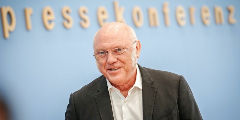 Ulrich Schneider, Hauptgeschäftsführer Paritätischer Gesamtverband, stellt auf einer Pressekonferenz Ergebnisse einer Umfrage zu Kosten der Pflege sowie gemeinsame Forderungen vor. - Foto: Kay Nietfeld/dpa