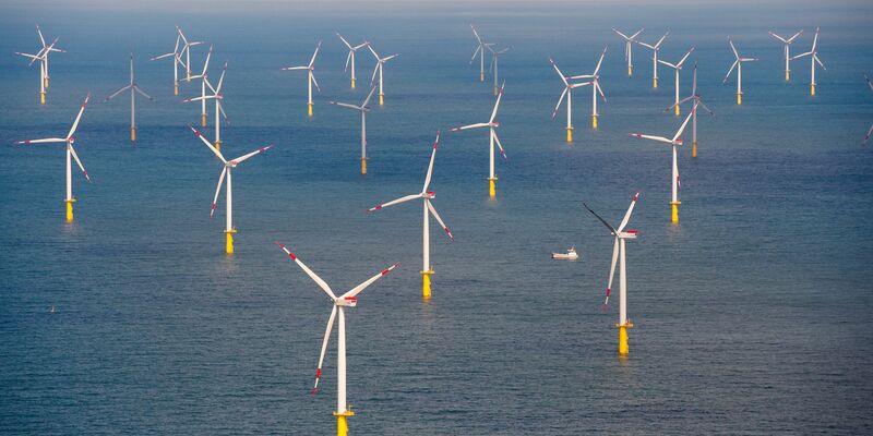 Wie kommt der erzeugte Strom vom Offshore-Windpark ins Landesinnere? - Foto: Daniel Reinhardt/dpa