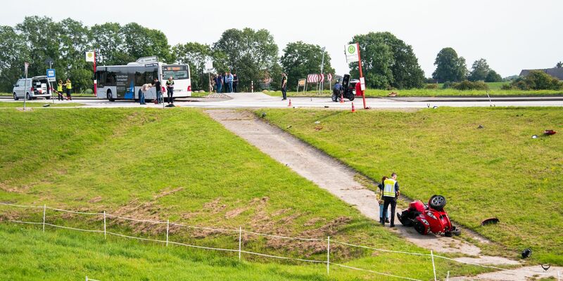 Beim Zusammenstoß des Quad-Trikes mit zwei Fußgängern sind ein Junge ums Leben gekommen und drei weitere Personen schwer verletzt worden. - Foto: Daniel Bockwoldt/dpa