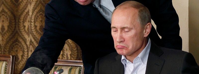 Söldnerführer Jewgeni Prigoschin serviert dem russischen Präsidenten Wladimir Putin in Prigoschins Restaurant außerhalb von Moskau Essen. Putin bestätigte indirekt dessen mutmaßlichen Tod bei einem Flugzeugabsturz. - Foto: -/AP/dpa