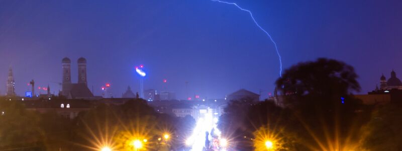 Blitze zucken über München. - Foto: Peter Kneffel/dpa