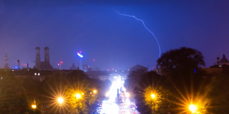 Blitze zucken über der bayerischen Landeshauptstadt München. - Foto: Peter Kneffel/dpa