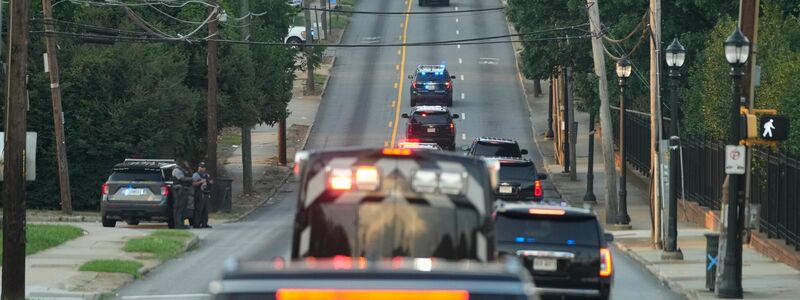 Die Autokolonne mit Donald Trump fährt in Atlanta zum Gefängnis von Fulton County. - Foto: Alex Brandon/AP