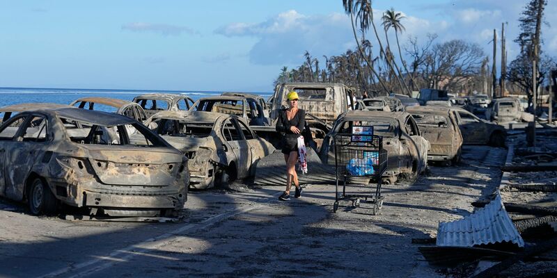 Ausgebrannte Autos in Lahaina. - Foto: Rick Bowmer/AP/dpa