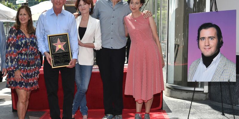 Carol Kaufman-Kerman, Michael Kaufman, Schauspielern Marilu Henner, Kevin Nealon und Kristen Schaal (l-r) ehren Andy Kaufman. - Foto: Richard Shotwell/Invision/AP/dpa