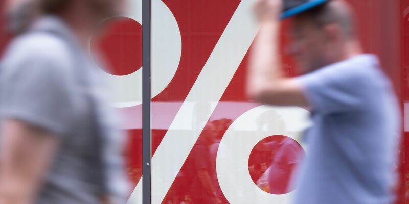 Passanten gehen in einer Fußgängerzone an einem Schaufenster vorbei: Der Ifo-Geschäftsklimaindex wurde veröffentlicht. - Foto: Sebastian Kahnert/dpa