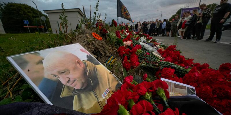 Ein Porträt des Chefs der Privatarmee Wagner, Jewgeni Prigoschin, liegt an einer informellen Gedenkstätte in St. Petersburg. - Foto: Dmitri Lovetsky/AP/dpa