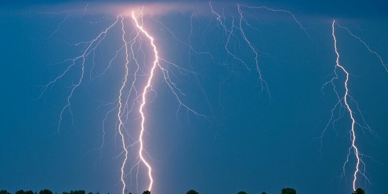 Blitze eines Gewitters leuchten am Abendhimmel im Osten des Landes Brandenburg. - Foto: Patrick Pleul/dpa