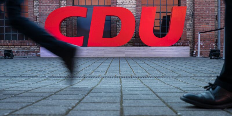 Die CDU ist einer Wahlumfrage zufolge aktuell stärkste Kraft in Hessen. - Foto: Oliver Dietze/dpa