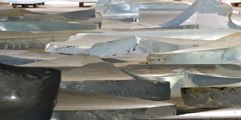 Wie Eisschollen sehen die Bruchstücke des  zerborstenen Aquariums aus Acryl aus. - Foto: Michael Bahlo/dpa