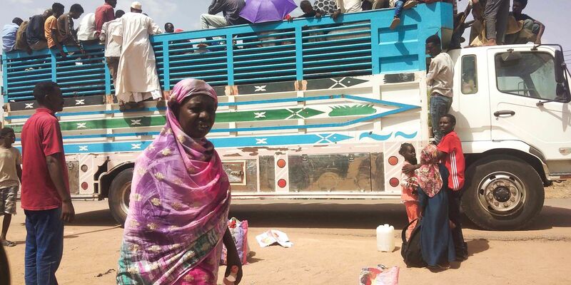 Menschen wollen Khartum verlassen. Seit nun mehr vier Monaten bekämpfen sich die Konfliktparteien im Sudan. - Foto: Uncredited/AP