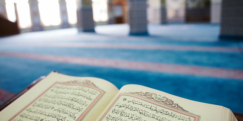 Der Koran ist die heilige Schrift des Islams. - Foto: Bernd Thissen/dpa