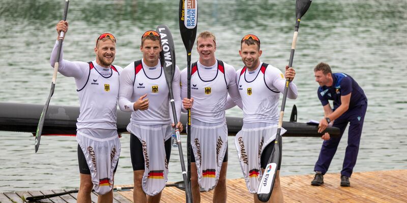 Haben für einen goldenen Auftakt im Kajak-Vierer gesorgt: Max Rendschmidt, Tom Liebscher, Jacob Schopf und Max Lemke (v.l.n.r.). - Foto: Ulrich Gamel/Kolbert-Press/dpa