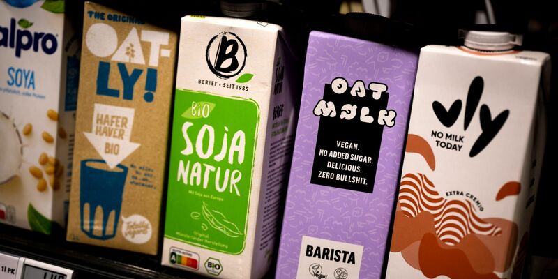 Künftig eine niedrigere Mehrwertsteuer auf Soja-, Hafermilch und Co. - das schlagen Politiker von SPD und Grünen vor. - Foto: Sina Schuldt/dpa