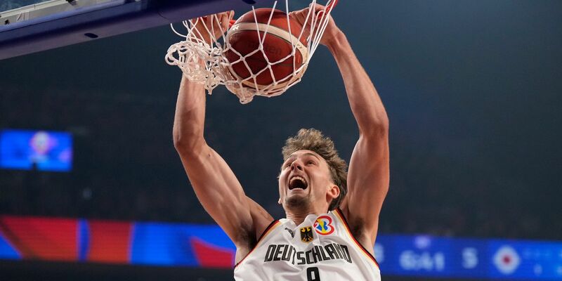 Deutschlands Franz Wagner bei einem Dunk. - Foto: Hiro Komae/AP/dpa