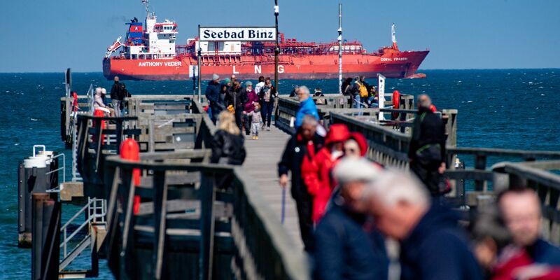 Ein LNG-Shuttle-Tanker liegt im Mai 2023 vor der Küste der Insel Rügen. - Foto: Stefan Sauer/dpa
