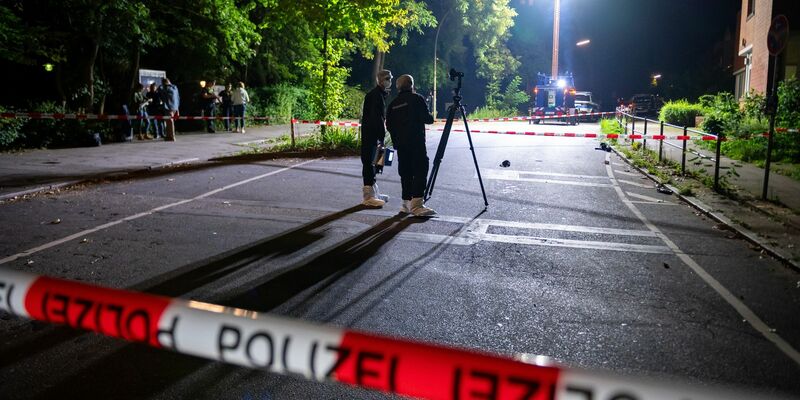 Polizeibeamte ermitteln nach Schüssen auf einen Mann in Hamburg. - Foto: Jonas Walzberg/dpa