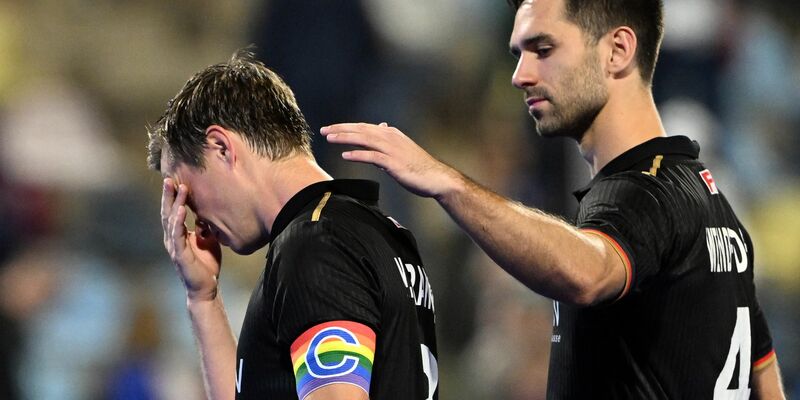 Lukas Windfeder (r) versucht, Kapitän Mats Grambusch zu trösten. - Foto: Federico Gambarini/dpa