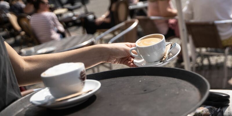 Eine Studentin bedient am Vormittag in einem Cafe. Beim Fachkräftemangel in Hotels, Restaurants und Gaststätten ist derzeit keine Besserung in Sicht. - Foto: Frank Rumpenhorst/dpa