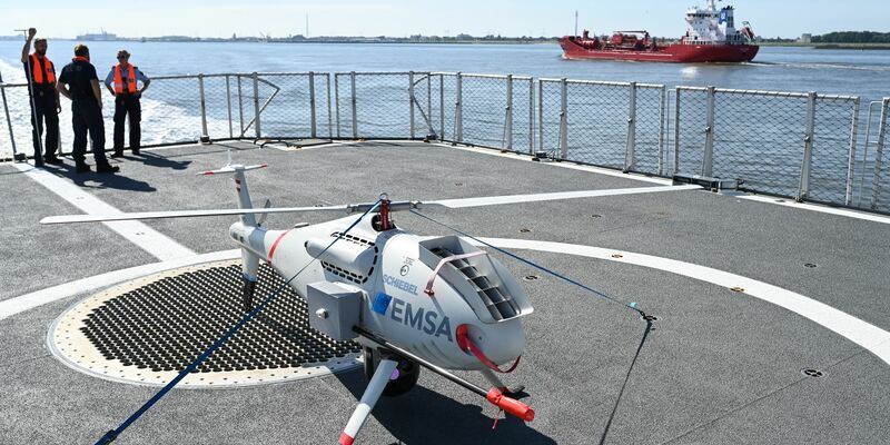 Francesco Satorres Remesal blickt kurz vor Abflug auf die Drohne. - Foto: Lars Penning/dpa