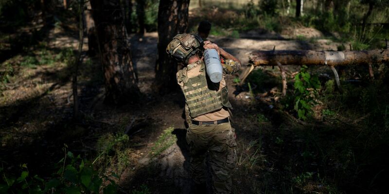 Ein ukrainischer Soldat trägt eine Granate an der Frontlinie in Lyman. - Foto: Bram Janssen/AP/dpa