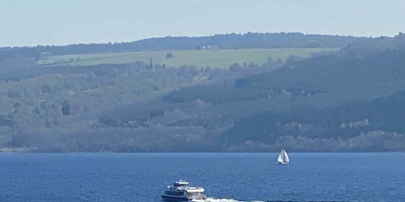 Ein Boot fährt über den Loch Ness. - Foto: Benedikt von Imhoff/dpa