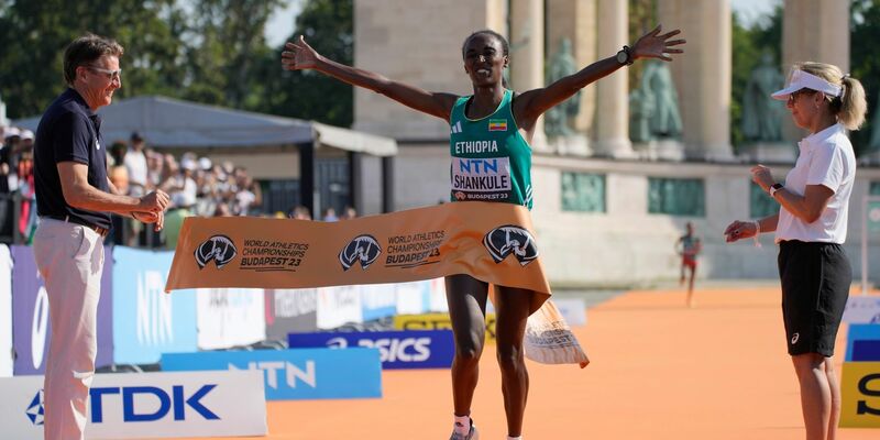 Amane Beriso Shankule aus Äthiopien jubelt im Ziel. - Foto: Ashley Landis/AP