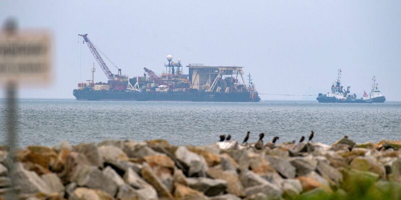 Das Pipeline-Verlegeschiff ist an Rügens Küste eingetroffen. - Foto: Stefan Sauer/dpa