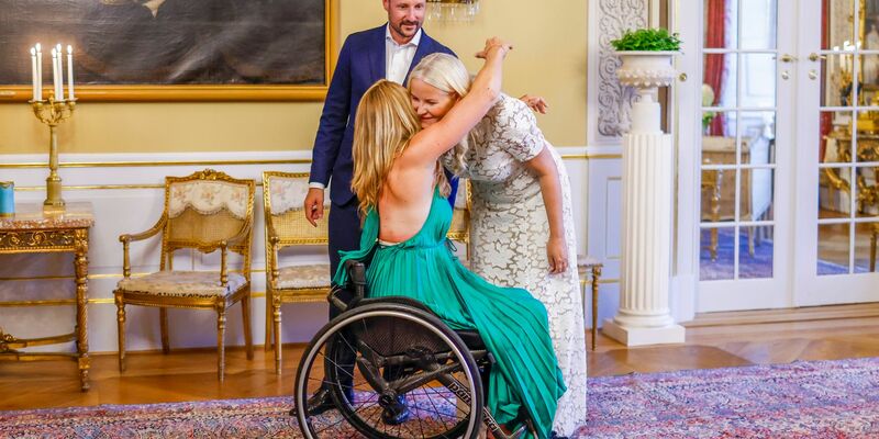 Birgit Skarstein (M), Parasportlerin aus Norwegen, gratuliert der Kronprinzessin Mette Marit von Norwegen und dem Kronprinzen Haakon. - Foto: Hanna Johre/NTB/AP/dpa