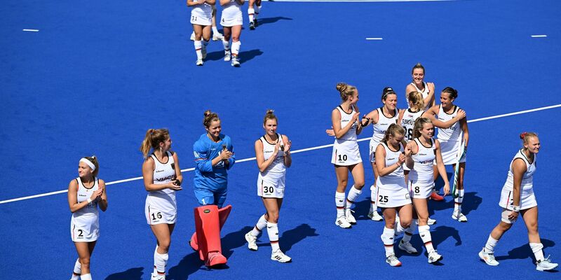 Deutschlands Spielerinnen feiern die Bronzemedaille mit einer Ehrenrunde. - Foto: Federico Gambarini/dpa