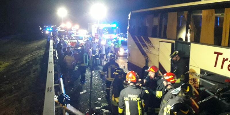 Rettungskräfte der Feuerwehr sind an der Unfallstelle im Einsatz. - Foto: --/Vigili del Fuoco/dpa
