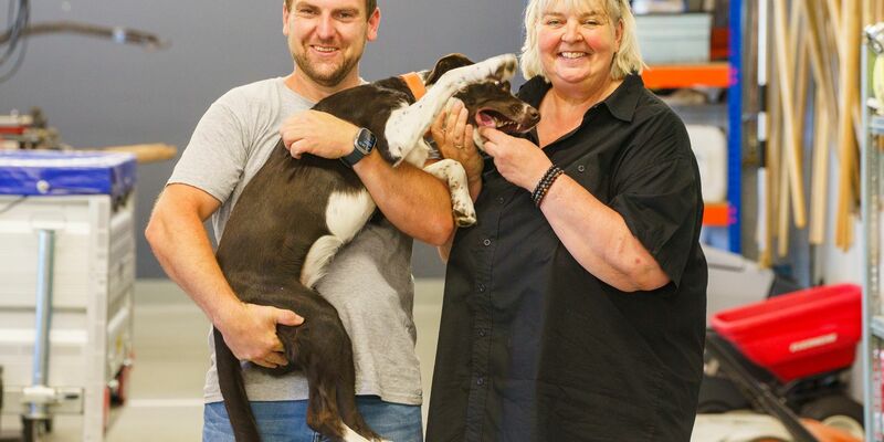 Matthias Klein, Hündin „Gooods Kulava Kutiva“ und Perdita Lübbe-Scheuermann. - Foto: Andreas Arnold/dpa
