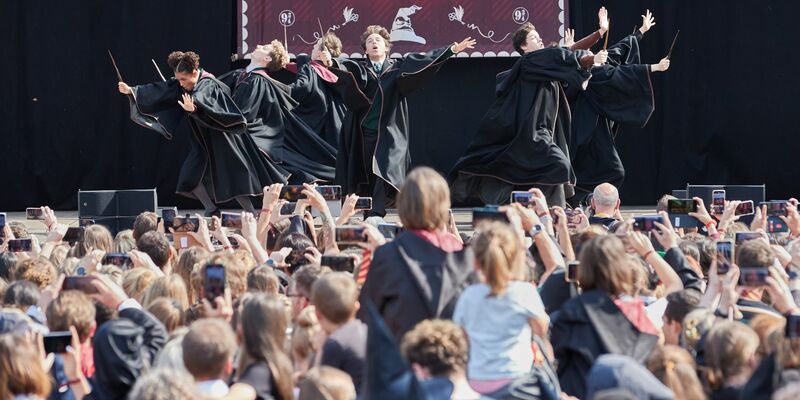 Darsteller führen auf der Bühne am Hamburger Rathaus einen Tanz aus dem Musical «Harry Potter und das verwunschene Kind» auf. - Foto: Georg Wendt/dpa