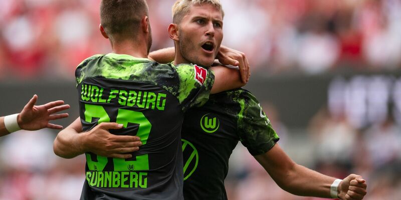 Jonas Wind (r) brachte Wolfsburg beim Sieg in Köln zurück ins Spiel. - Foto: Marius Becker/dpa