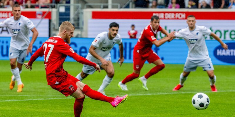 Vergab gegen Hoffenheim einen Elfmeter: Heidenheims Jan-Niklas Beste. - Foto: Stefan Puchner/dpa