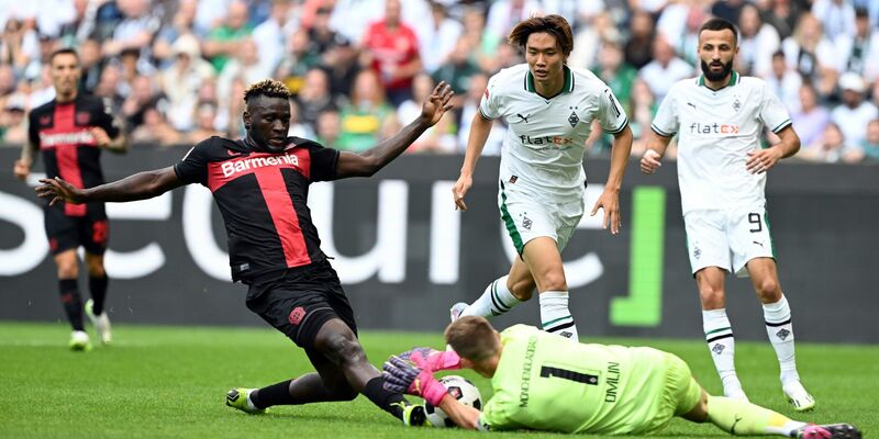 Netzte beim Leverkusener Sieg in Gladbach gleich doppelt ein: Victor Boniface (r). - Foto: Federico Gambarini/dpa