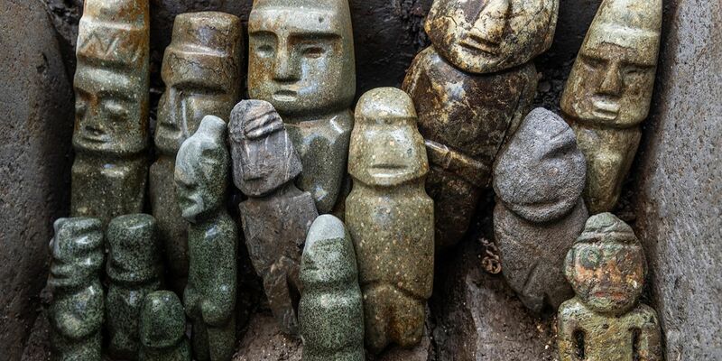 Die vom Nationalen Institut für Anthropologie und Geschichte (INAH) zur Verfügung gestellte Aufnahme zeigt Skulpturen als Teil eines archäologischen Fundes. - Foto: INAH/dpa