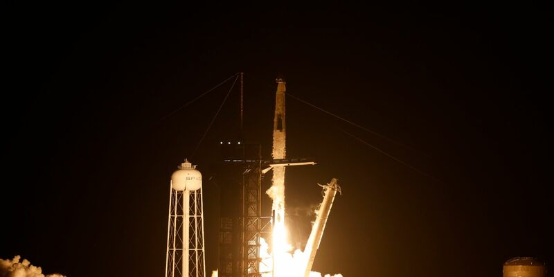 Eine SpaceX-Rakete mit Crew hebt in Cape Canaveral ab. - Foto: Terry Renna/AP/dpa