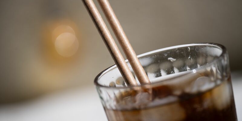 Statt der verbotenen Strohhalme aus Plastik gibt es in vielen Restaurants inzwischen Exemplare aus Papier. - Foto: Sebastian Christoph Gollnow/dpa
