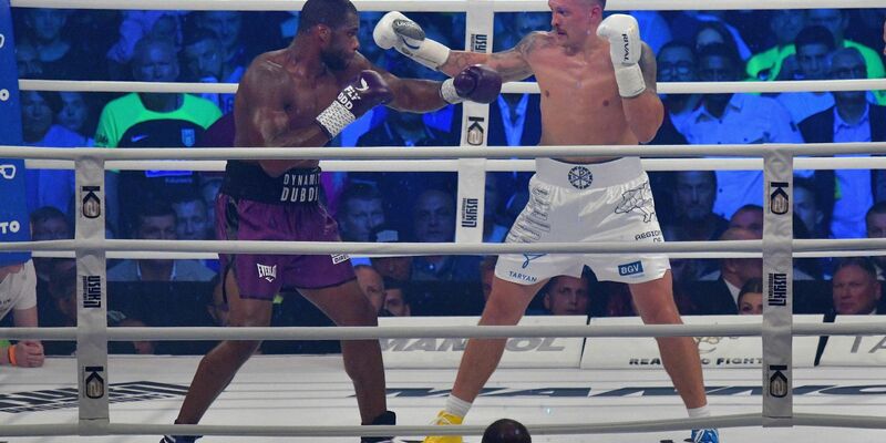 Oleksandr Usyk (r) in Aktion gegen Daniel Dubois. - Foto: Sebastian Borowski/PAP/dpa