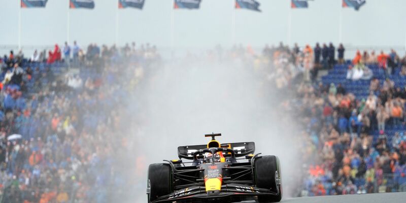 Max Verstappen vom Team Red Bull steuert sein Auto über die Rennstrecke. - Foto: Tim Goode/PA Wire/dpa