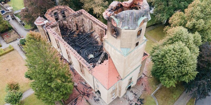 Die Ruine der evangelischen Stadtkirche in Großröhrsdorf nach dem Großbrand. - Foto: Sebastian Kahnert/dpa