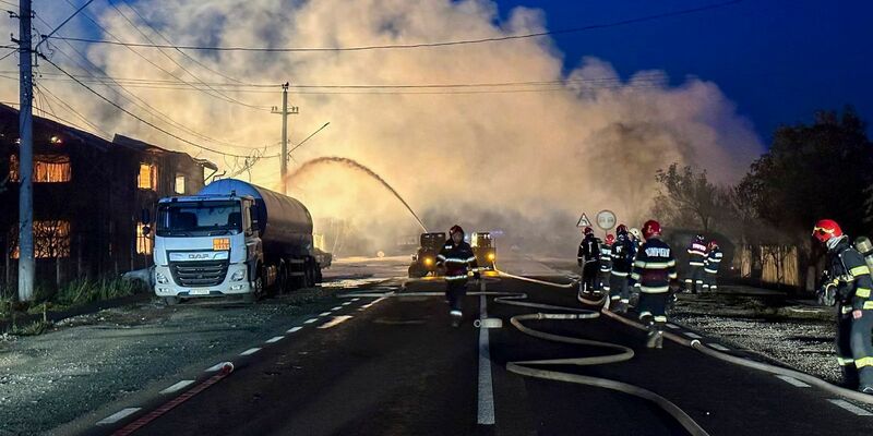 Feuerwehrleute bei Löscharbeiten nach einer Explosion an einer Tankstelle für Flüssiggas (LPG). - Foto: Uncredited/IGSU Romanian Emergency Services/AP/dpa