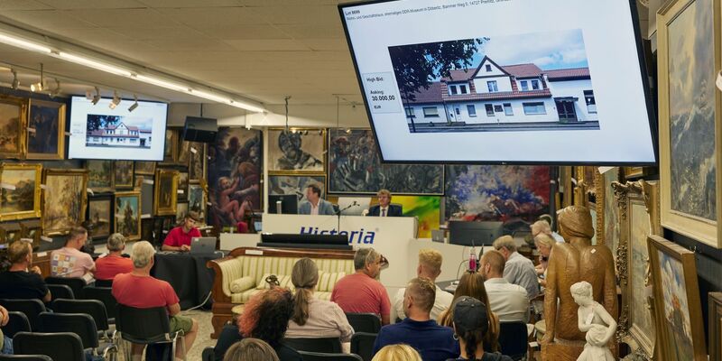 Im Auktionshaus Historia wird die komplette Sammlung des DDR-Museums Döberitz versteigert. - Foto: Joerg Carstensen/dpa