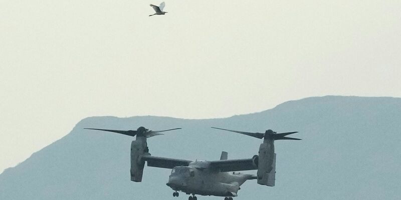 Kipprotor-Wandelflugzeug von Typ OV-22 Osprey des US-Militärs. Ein solches Flugzeug ist in Australien bei einer Übung abgestürzt. - Foto: Aaron Favila/AP/dpa