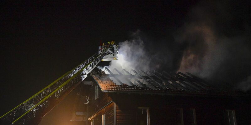 Die Feuerwehr löscht den Brand im Dachstuhl eines Hauses nach einem Blitzeinschlag. - Foto: Markus Zechbauer/zema-medien/dpa