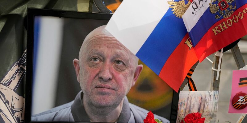 Ein Porträt des russischen Söldnerführers Jewgeni Prigoschin steht an einer informellen Gedenkstelle in der Nähe des Kremls. - Foto: Alexander Zemlianichenko/AP/dpa