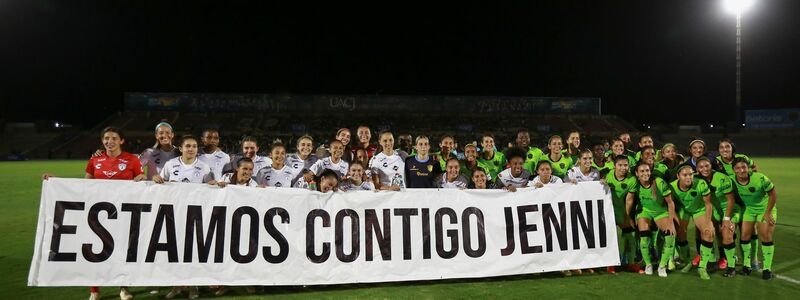 Solidarität: Spielerinnen des mexikanischen Clubs Pachuca halten ein Transparent mit der spanischen Aufschrift «Wir sind mit dir Jenni» hoch. - Foto: Christian Chavez/AP