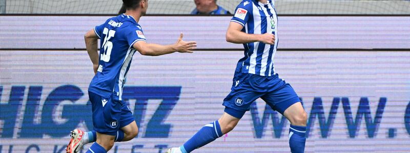 Leon Jensen (r) sorgte für das Karlsruher 1:0 gegen Eintracht Braunschweig. - Foto: Uli Deck/dpa